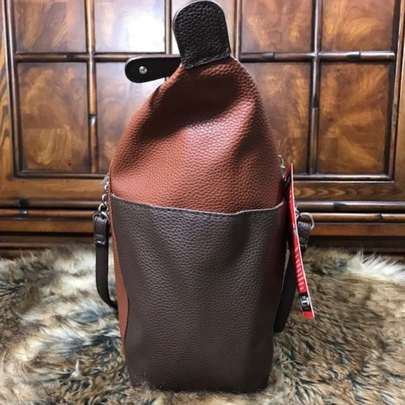 Stone Mountain Caramel Genuine Leather Tote w/Portable USB Charge Bank & Cords - Picture 3 of 13